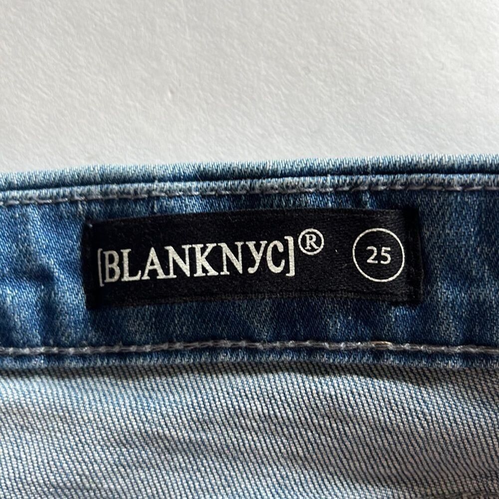 BLANKNYC Women’s Asymmetrical Fringe Hem Denim Mini Jean Skirt Blue Size 25 - Picture 3 of 10